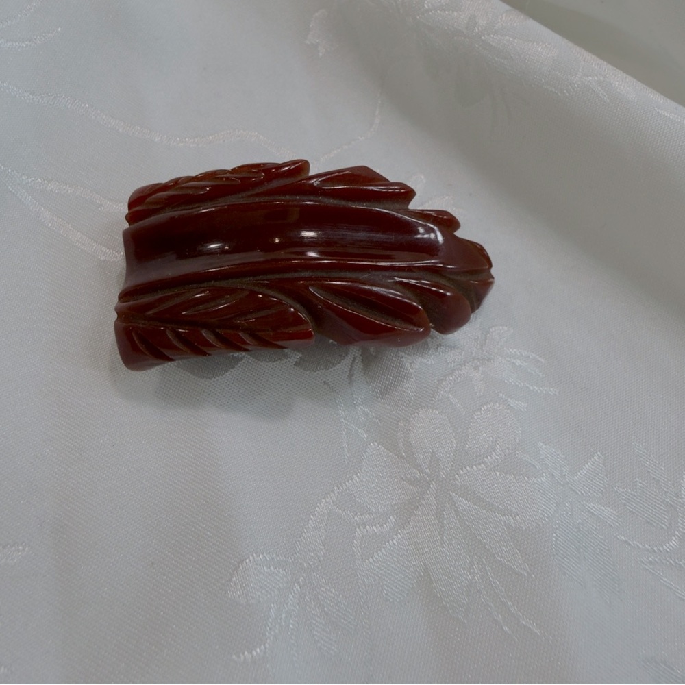 ESTATE VINTAGE dark red bakelite dress clip